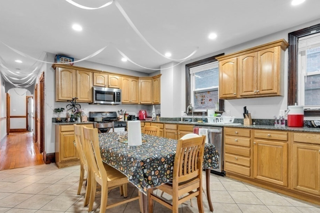 x - Massive Renovated 6 Bed in Prime Mission Hill Apartments