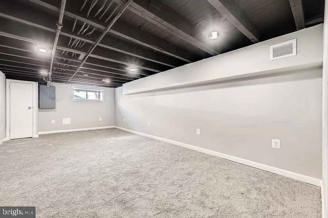 Bedroom - Large Basement Bedroom w/ Private Bathroom