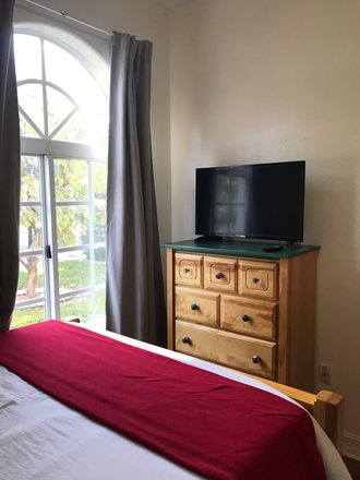 Dresser Window - Studio space in Miami Lakes.  Graduate, Med student or faculty House