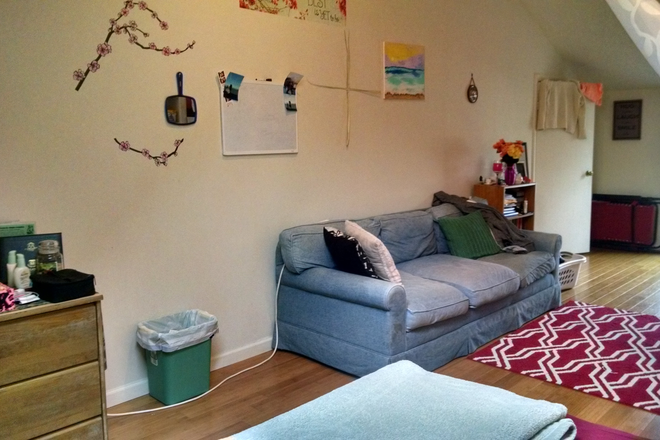 Bedroom - Fantastic 3 br 2 ba Single Family Lake House 15 Min. to Campus