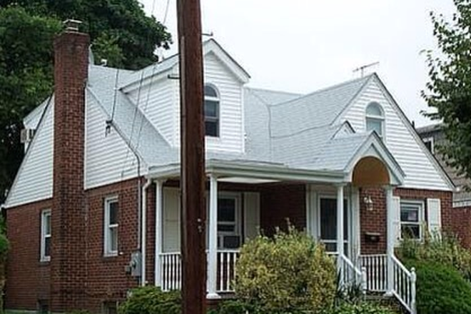 House - ONE BEDROOM AVAILABLE. NEAR ADELPHI. GARDEN CITY S. FEMALE STUDENT PREFERRED. NO FEE. House