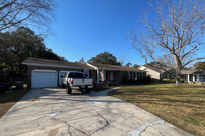 front view - Ranch house on a half acre, less than 10 minutes from campus