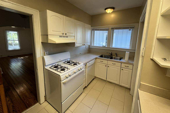 kitchen angle 2 - Cozy 2 bedroom 1 bathroom 2 minute drive from campus House