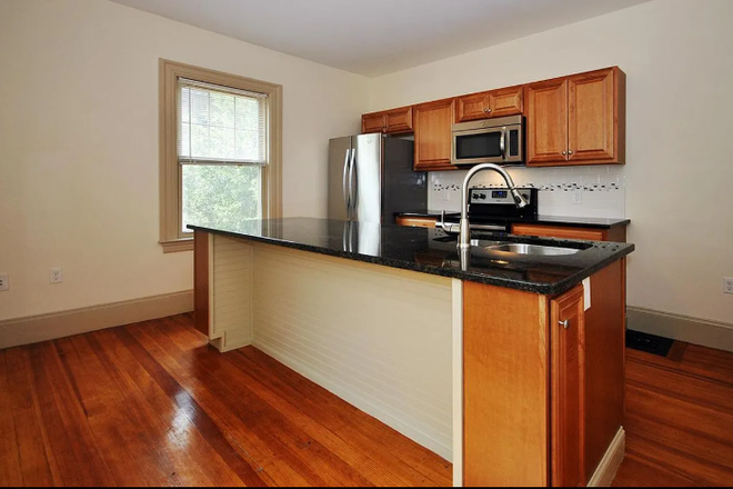 . - HUGE 6 Bed / 3 Bath w/ LAUNDRY IN UNIT & PARKING!! Available 9/1/2025!!
