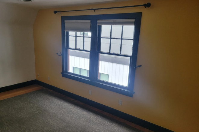 Upstairs bedroom 2 - Cozy home right across from campus