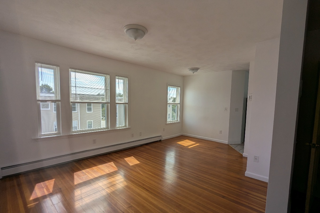 - - 4 BED 1.5 BATH JUNE 2027 Apartments