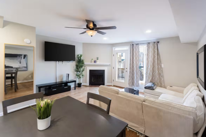 Living Room - Newly Renovated Townhome (5 mins from campus)