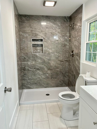 En Suite Bathroom #1 - 4 bedroom/3 Bath- 15 minutes to downtown House