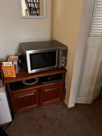 Microwave - Puffton Village 3 Person Apartment