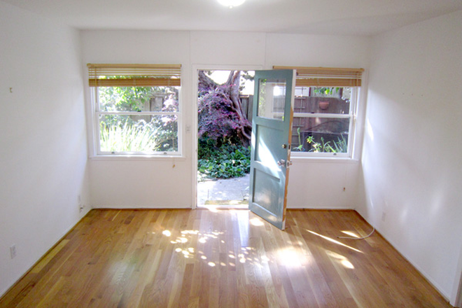 living room - Light-filled garden apartment, 20 min bike ride to campus, 4 unit ultra friendly building