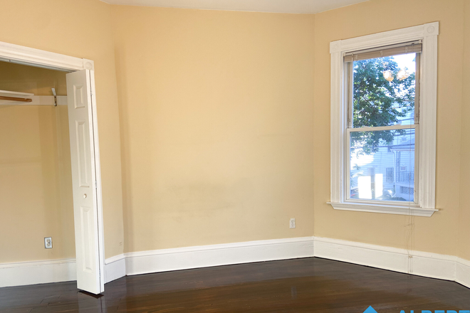 Bedroom #1 - 1st Floor 6 Bed 1 minute from Green Line!! Apartments