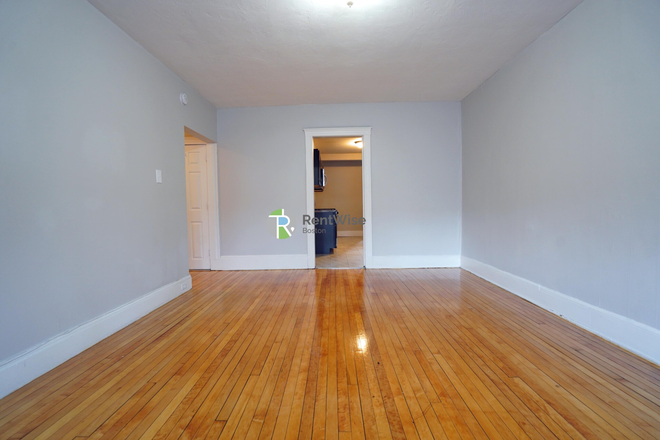 1 - $4,575 – Spacious Brookline 4BD/2BTH | 9/1 | Near Simmons | No Broker Fee Apartments