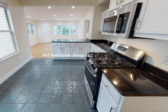 . - NO BROKER FEE - 4.5 Bed w/PARKING avail NOW!! Apartments