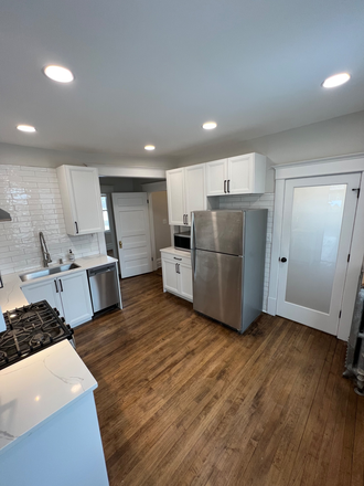 Kitchen - Renovated duplex, near campus, quiet block