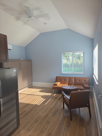 Living Space - Private room, bathroom, kitchenette and entrance - blocks from campus House