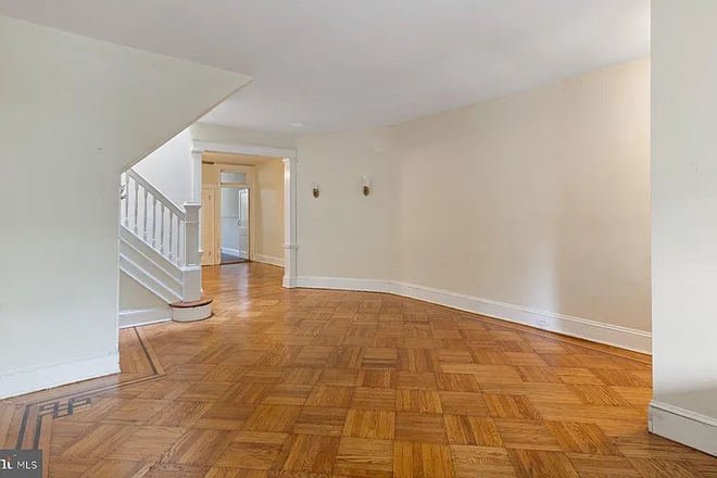 Living room - 4 bed 2.5 bath close to campus Townhome