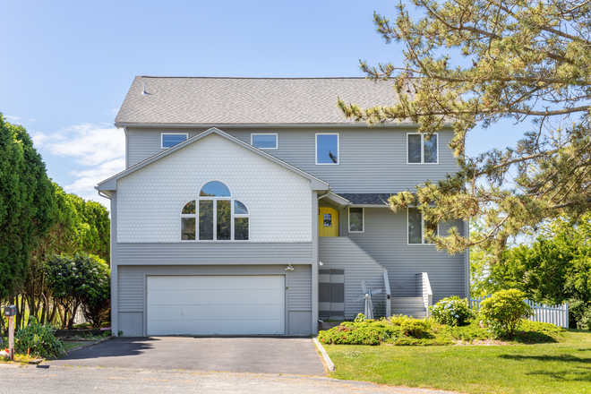 Front of House - Available for a group of 5! Brilliant Ocean View! House