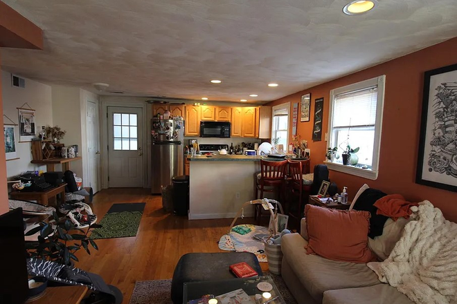 1 - Second floor 2 bed condo between Inman & Union