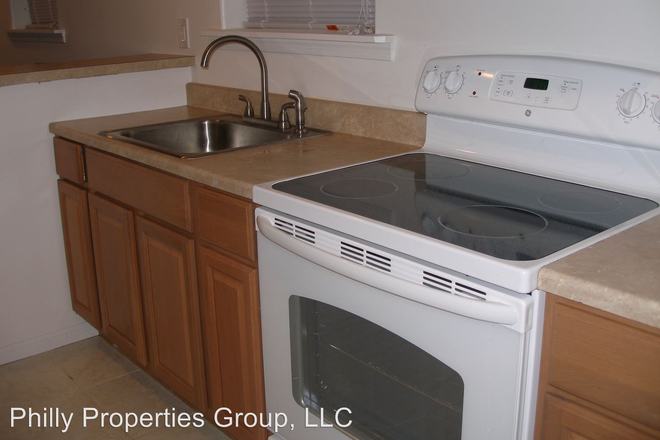 Kitchen - $450 PER ROOM - STUDENT APARTMENT FOR RENT NEAR TEMPLE CAMPUS