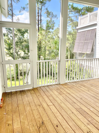 back porch - James Island- 4 bed/ 2.5 bath, 10 min from downtown/ 5 min from the beach House