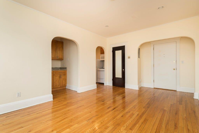 1 - Top-Floor Studio – Heat, Hot Water Included, Fitness Center