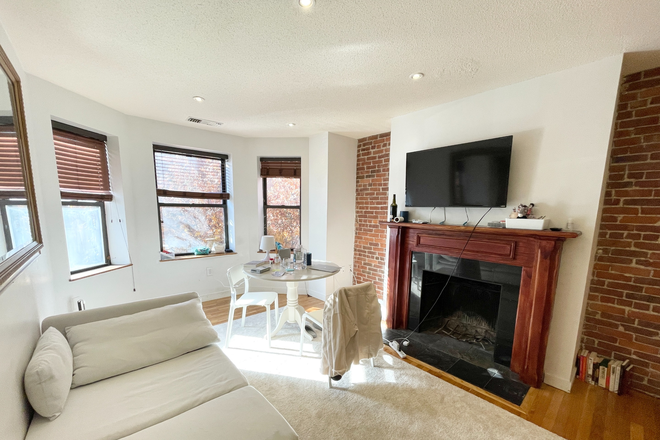 Call NOW for showings! 617-236-8600 - GAINSBOROUGH ST - GORGEOUS 3RD FLR 1BR/1BA CONDO AVAIL *1/1/2026* W/ IN UNIT LNDRY IN SYMPHONY!