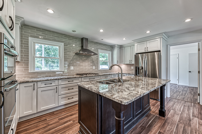 Breakfast island - 15min to Emory campus: 3-bed/1.5 bath ranch house with fantastic outdoor space