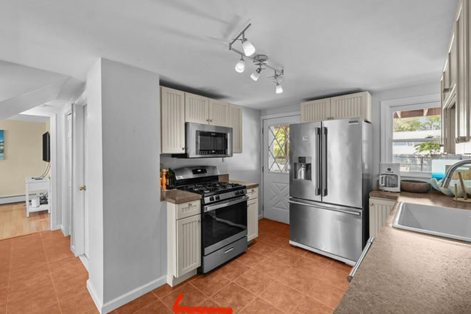 kitchen - Best Of Both Worlds - Close to Campus and the Beach! House