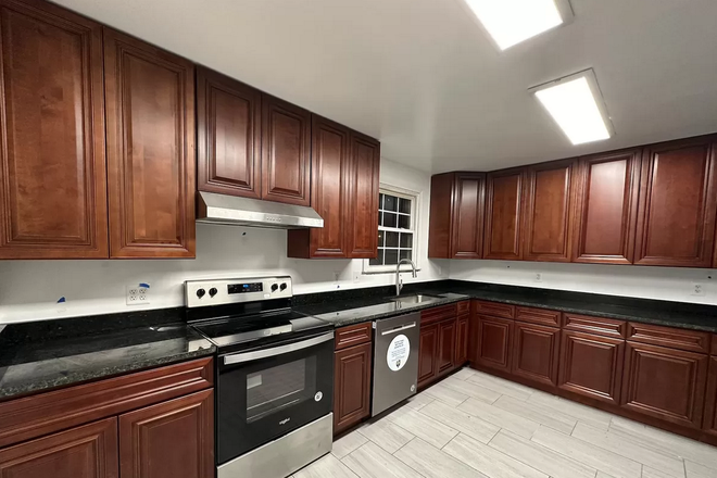 Kitchen - 5000 Pierce Ave House