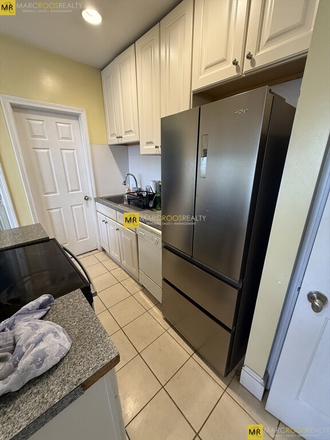 Call NOW for showings! 617-236-8550 - CENTRE ST TERR - BROWNSTONE 2BR/1BA IN CONVENIENT FORT HILL FOR *9/1/2026* W/ LNDRY IN BLDNG, DW! Condo