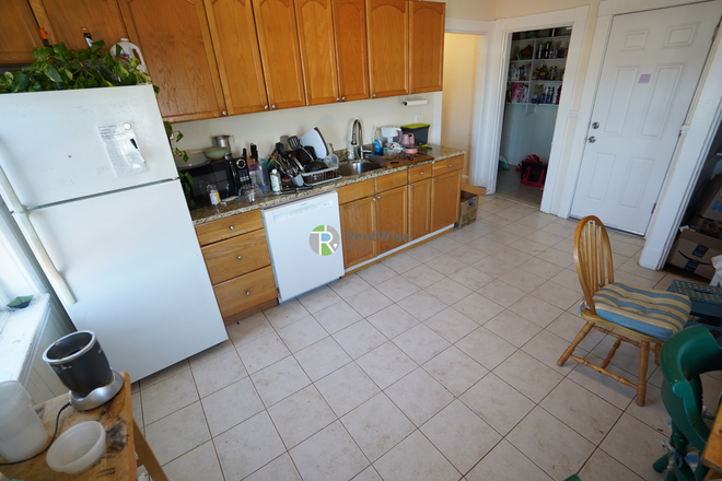 . - LOCATION!! Spacious 3 Bed / 1 Bath w/plenty of space avail. 9/1/25!!