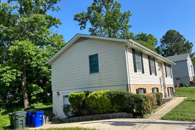 left side - IMMACULATE HOUSE - WALKING DISTANCE TO CAMPUS. 1 BEDROOMS AVAILABLE FOR RENT