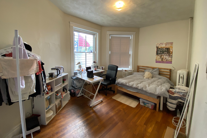 Hub Realty - Front large 3 bedroom split with newly finished floors before move-in Apartments