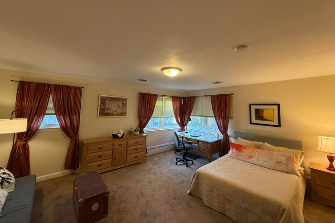 Large Bedroom B w/ private bath (399 sq ft ) - Super Comfortable House * Walk to campus * 3 rooms available