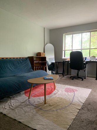 Living room with desk and TV - 1 BD Apartment close to campus