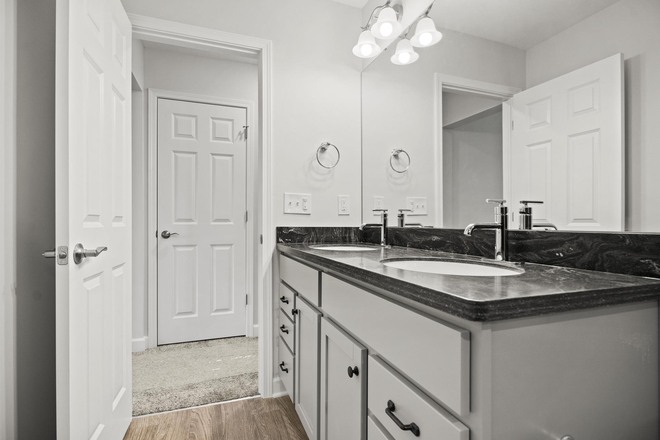 Suite 1 - Private Bathroom - Cleveland Clinic and Case Western - Luxurious Private Suite House