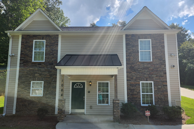 Front Entry - 1084 Ranch Dr House