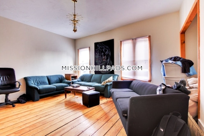 Living room - Available 9/1/2025! Huge 6 bd 4 bath on Sewall st Apartments