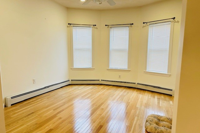 livingroom - No fee ! 3 level townhouse all renovated, laundry in unit