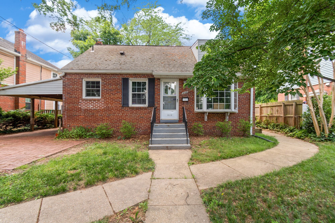 Front - WALK TO CAMPUS or Hop on the UMD Shuttle only 2 blocks away! House