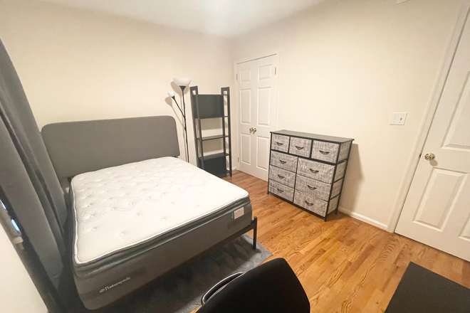 bedroom - Furnished Bedroom for Rent in Renovated House - Walk to the Metro in Minutes!