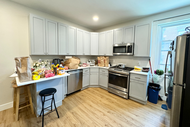 Call NOW for showings! 617-236-8550 - GOVE ST - *1/2 FEE* LRG MODERN 3BR/1BA IN JEFFRIES PONT NEAR MBTA FOR *9/1/2026* W/ LNDRY IN BLDNG! Apartments
