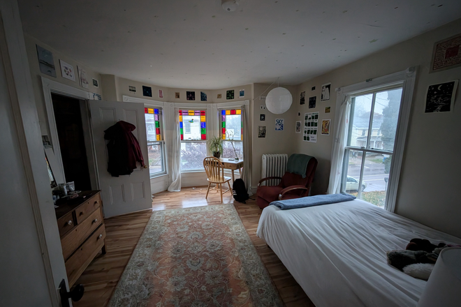 Bedroom for sublet - Big apartment, close to downtown.