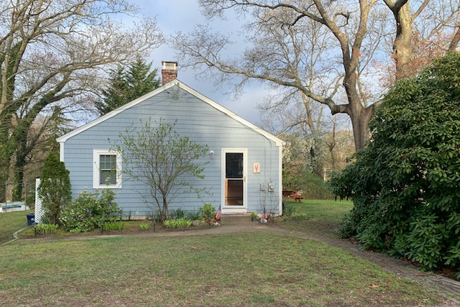 Side view - main entry door - 60 Pettaquamscutt Lake Road Narragansett, RI 02874 House