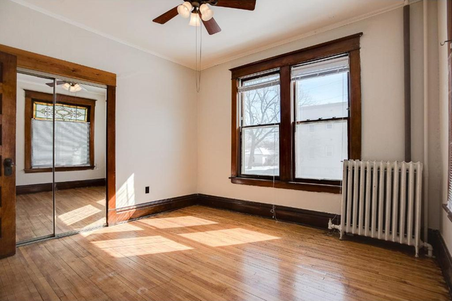 bedroom 2 - HUGE 9 BEDROOM / 3 BATHROOM DUPLEX  -  7 blocks to campus / Great Deal at only $540 per bedroom