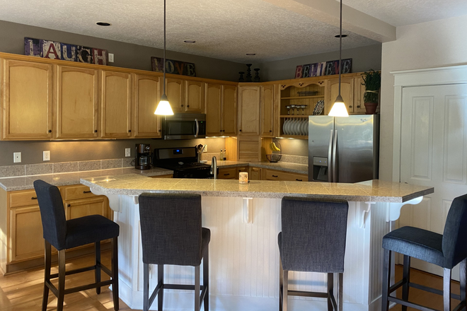 Kitchen - Beautiful Home! Utilities included! 4 BR 3 full bath, Fully Furnished in Ponderosa Trials