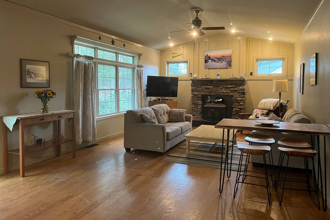 TV/Living room - 4 BR, 3 BA Home in popular Richmond, 20 min from UVM