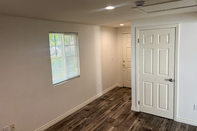 Private entrance to JADU - Sunny Private 1-Bedroom, 1 Bath, Washer and Dryer and Utilities Included House