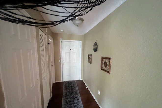 Hallway to front door - Boardwalk at Alafaya Trail