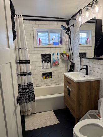 Upstairs bathroom - First Floor Apartment Near Tufts